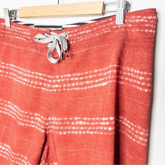 Volcom Mens Red White Stripe Board Shorts Size 34 Beach Surf Coastal Swim Casual - Picture 3 of 10